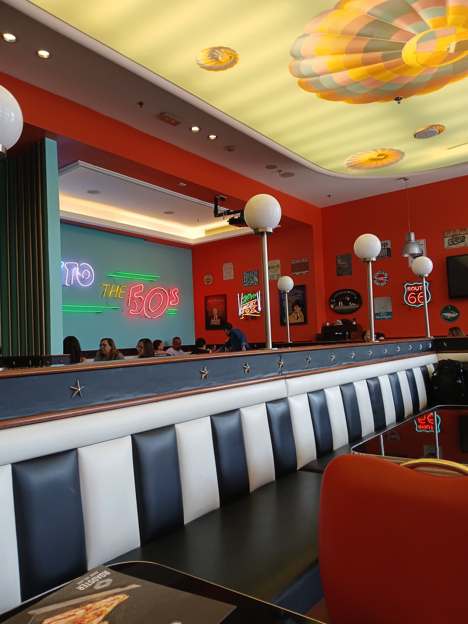 Call Center - Roadster Diner